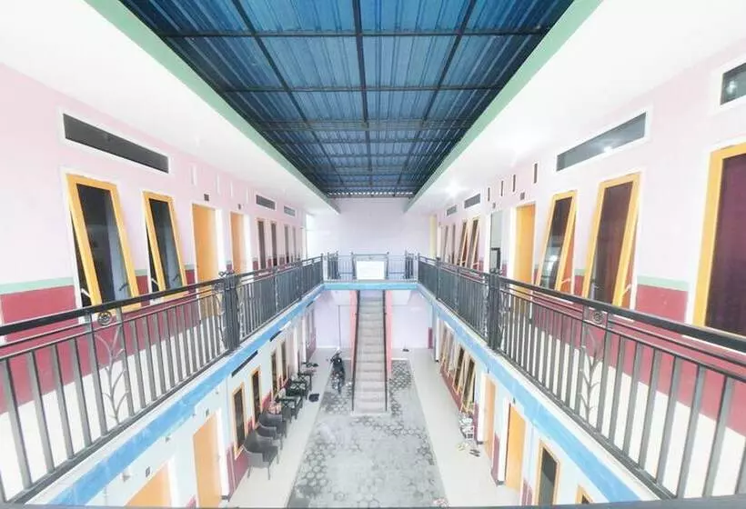 ペンション Reddoorz Syariah Near Mall Roxy Banyuwangi 2