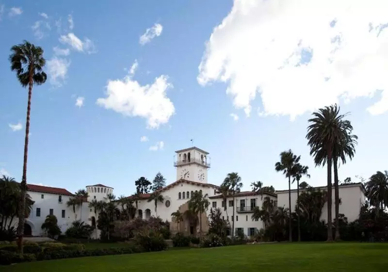 בית מלון כפרי Coast Village Inn