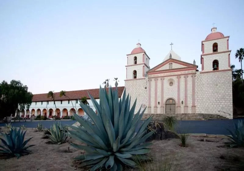 בית מלון כפרי Coast Village Inn