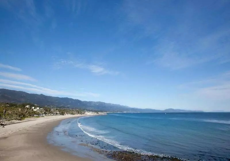 בית מלון כפרי Coast Village Inn