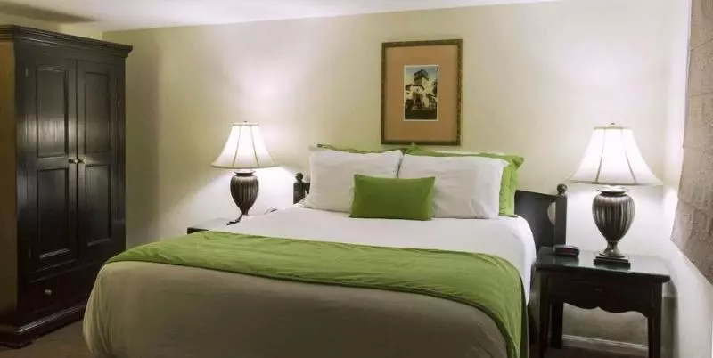 בית מלון כפרי Coast Village Inn