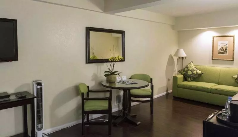 בית מלון כפרי Coast Village Inn