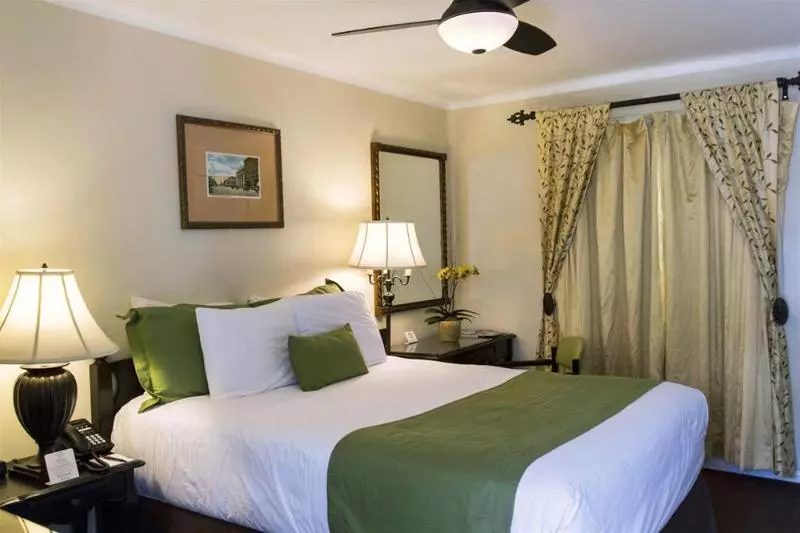 בית מלון כפרי Coast Village Inn