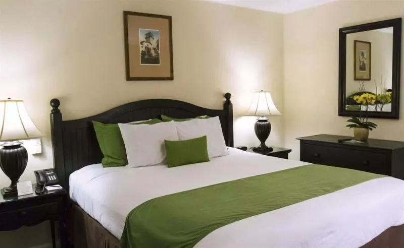 בית מלון כפרי Coast Village Inn