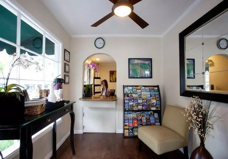 בית מלון כפרי Coast Village Inn