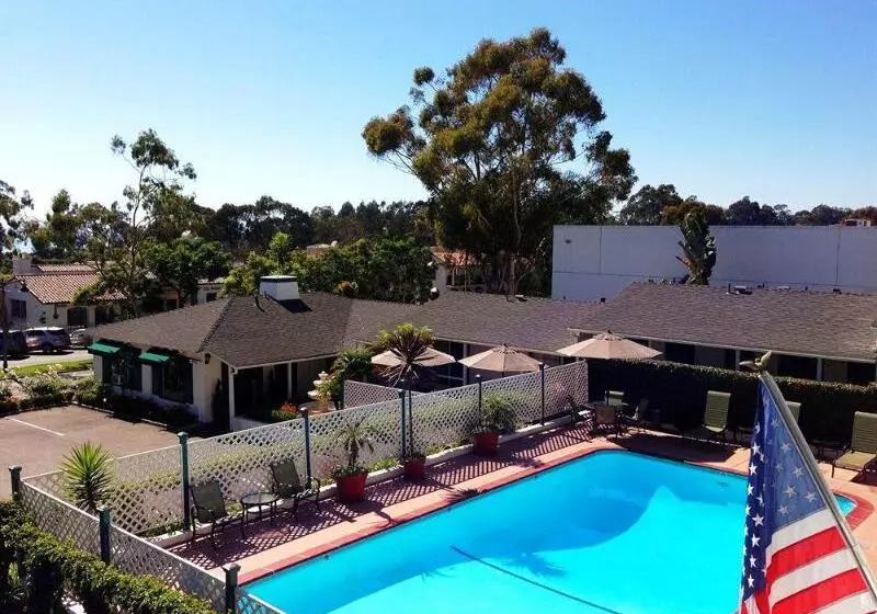 בית מלון כפרי Coast Village Inn