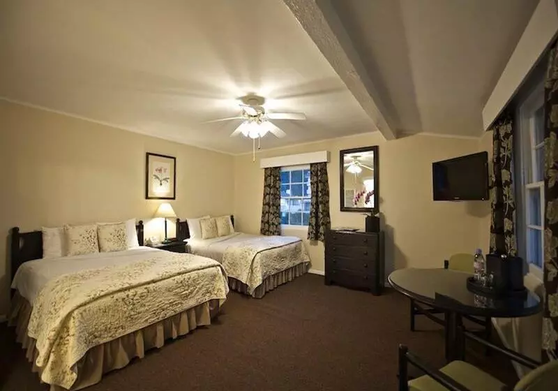 בית מלון כפרי Coast Village Inn