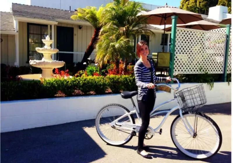 בית מלון כפרי Coast Village Inn