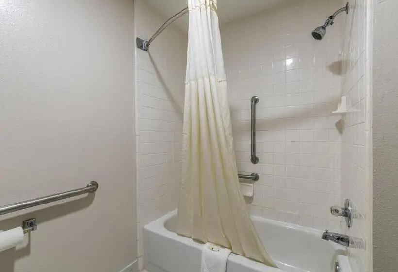 ホテル Quality Inn Cleveland North