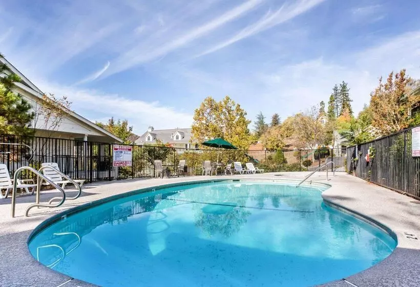 호텔 Quality Inn Yosemite Valley Gateway