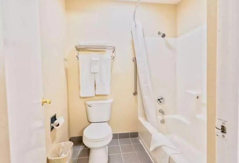 בית מלון כפרי The Oakhurst Inn At Yosemite