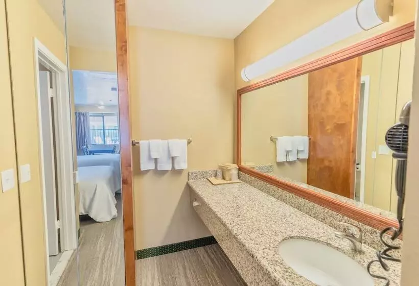 בית מלון כפרי The Oakhurst Inn At Yosemite