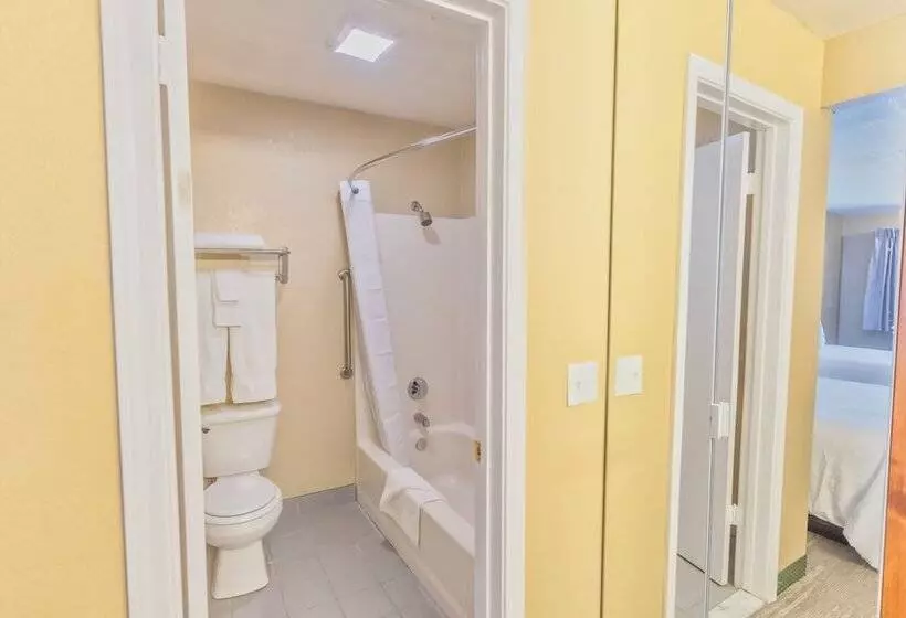 בית מלון כפרי The Oakhurst Inn At Yosemite