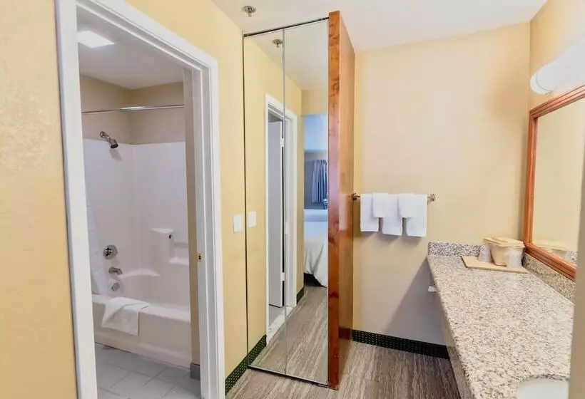 בית מלון כפרי The Oakhurst Inn At Yosemite