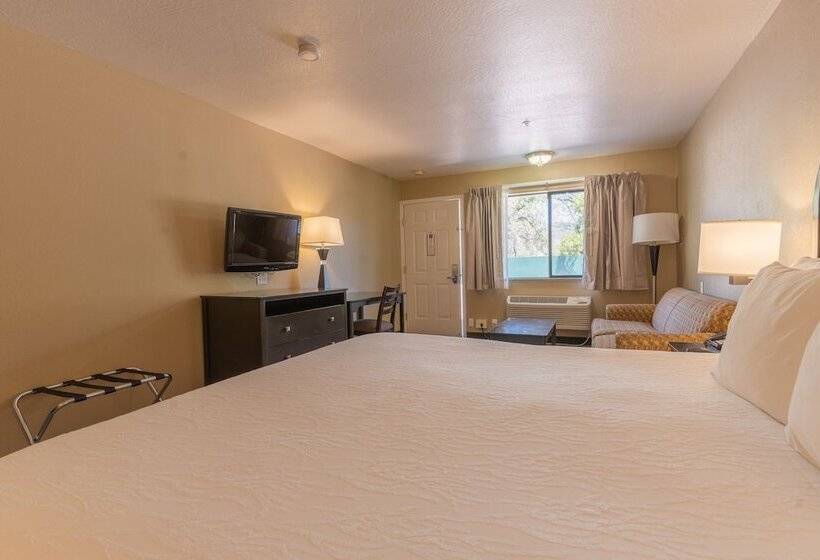 Отель The Oakhurst Inn At Yosemite