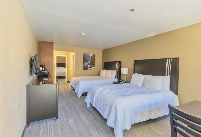 Отель The Oakhurst Inn At Yosemite