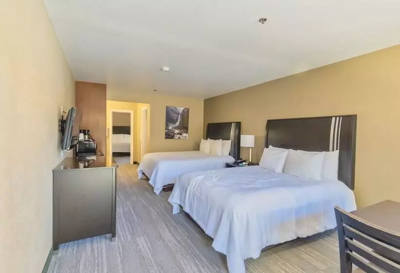 בית מלון כפרי The Oakhurst Inn At Yosemite