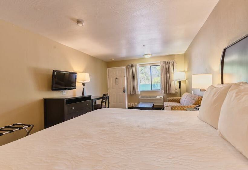 Отель The Oakhurst Inn At Yosemite