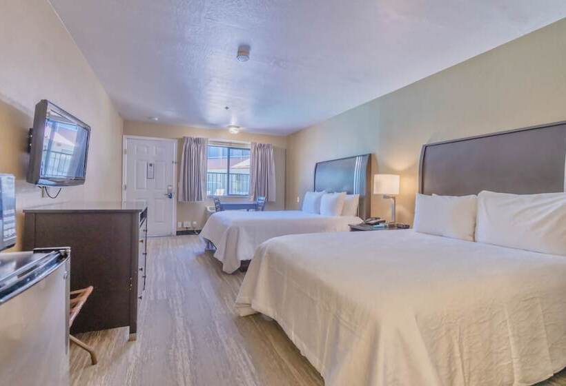 Отель The Oakhurst Inn At Yosemite