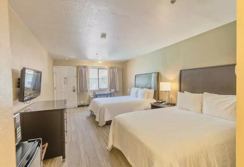 בית מלון כפרי The Oakhurst Inn At Yosemite