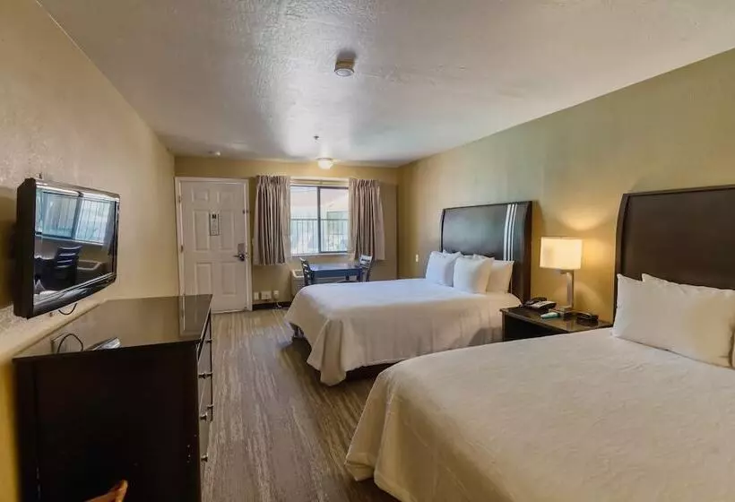 בית מלון כפרי The Oakhurst Inn At Yosemite