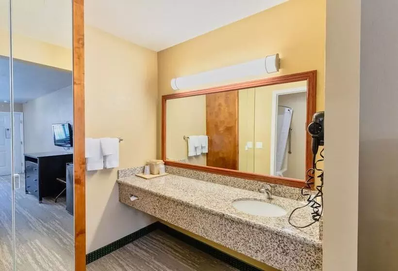 בית מלון כפרי The Oakhurst Inn At Yosemite