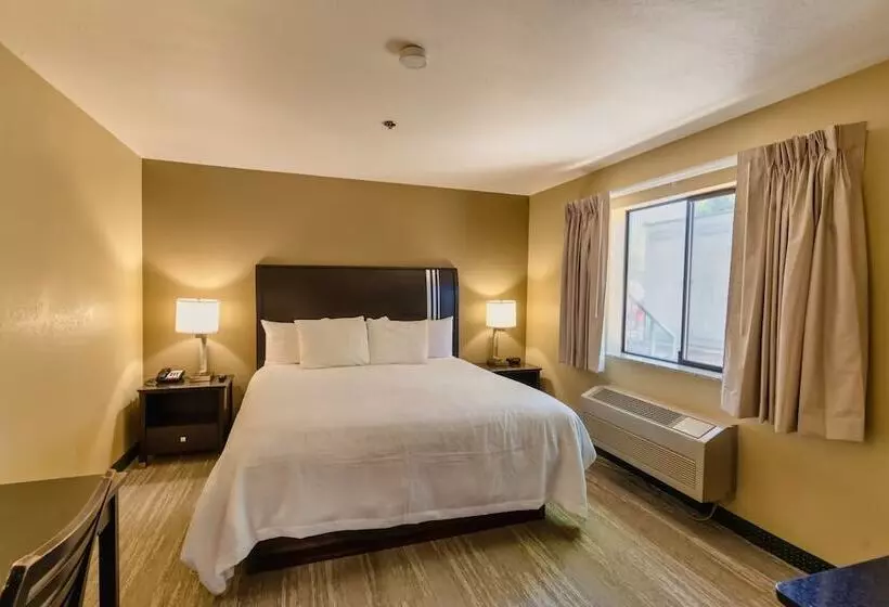 בית מלון כפרי The Oakhurst Inn At Yosemite