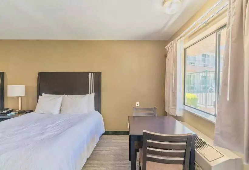 בית מלון כפרי The Oakhurst Inn At Yosemite