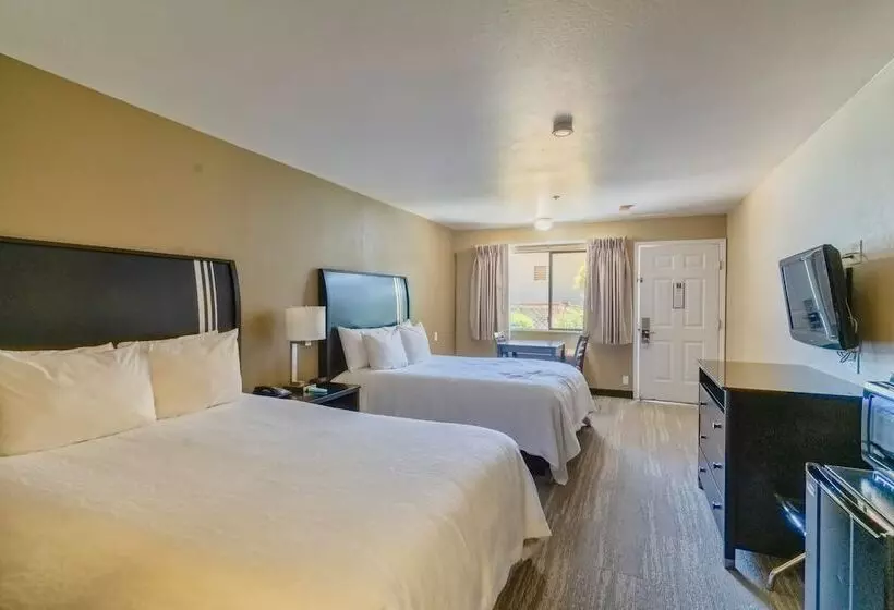 בית מלון כפרי The Oakhurst Inn At Yosemite