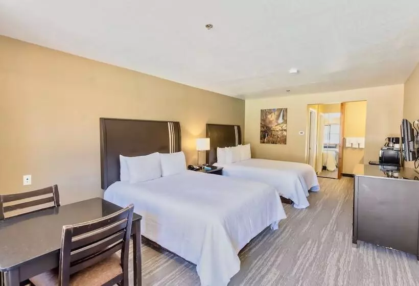 בית מלון כפרי The Oakhurst Inn At Yosemite