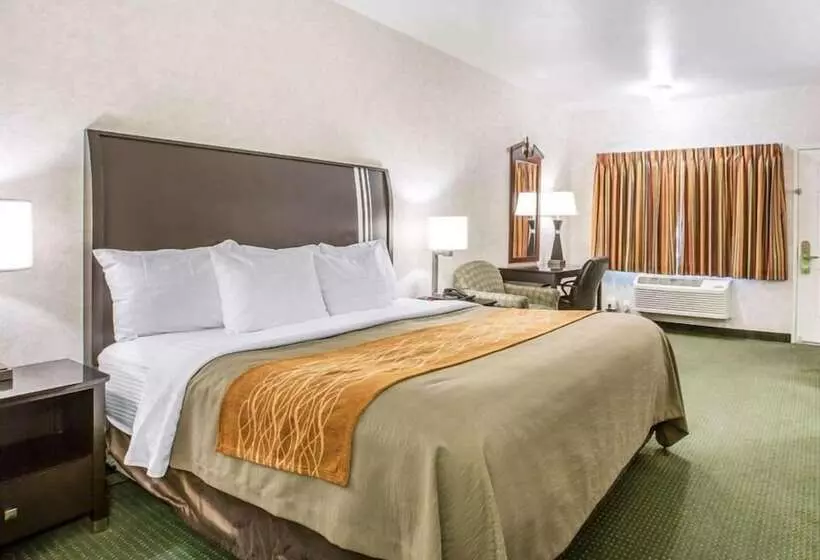 בית מלון כפרי The Oakhurst Inn At Yosemite