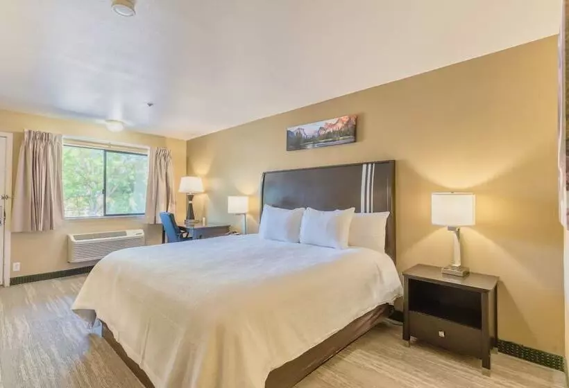 בית מלון כפרי The Oakhurst Inn At Yosemite