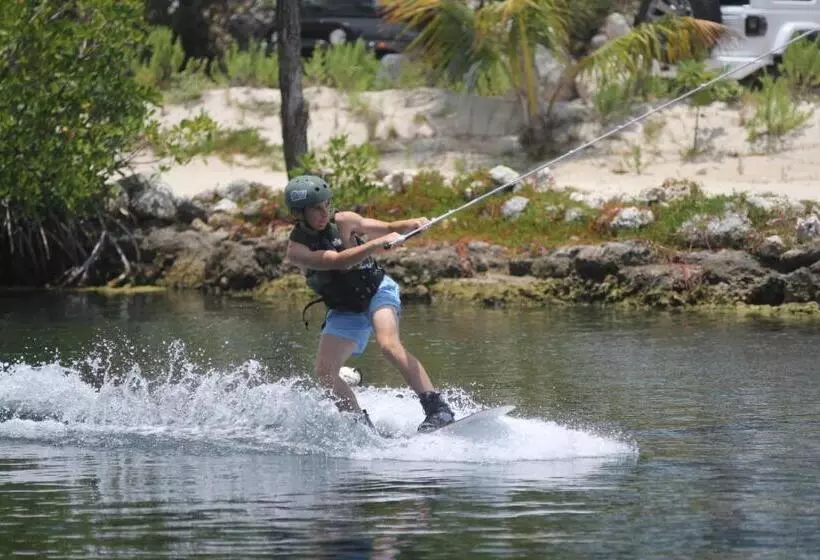 Hotelli Grassy Flats Resort & Beach Club