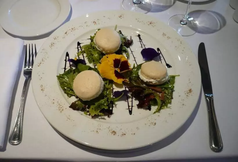 Hotelli The Originals Le Manoir De Pierre Levée