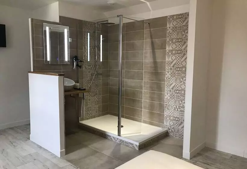 Hotelli The Originals Le Manoir De Pierre Levée