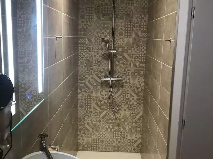 Hotelli The Originals Le Manoir De Pierre Levée