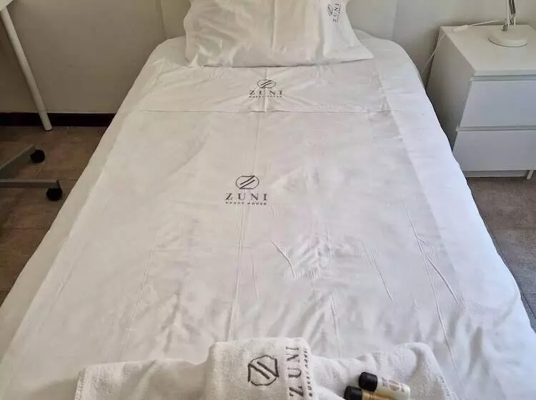 پانسیون Zuni Guest House