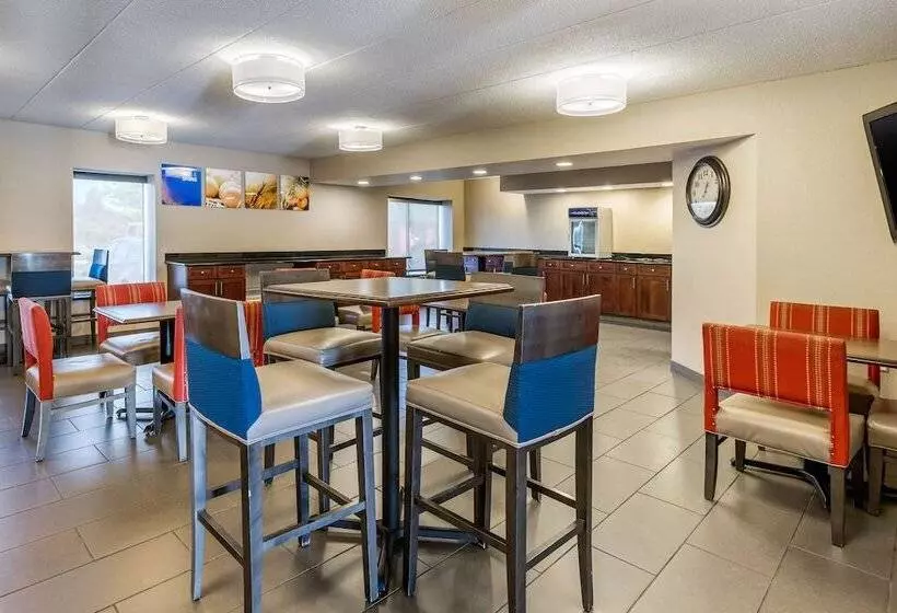 בית מלון כפרי Comfort Inn Grand Rapids Airport