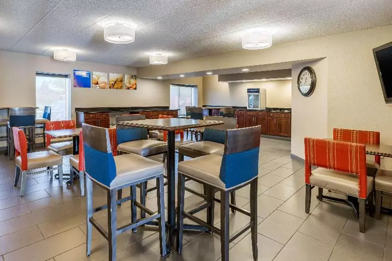 בית מלון כפרי Comfort Inn Grand Rapids Airport