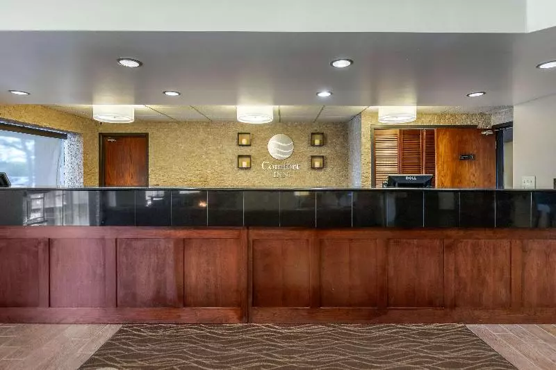 בית מלון כפרי Comfort Inn Grand Rapids Airport