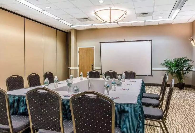 호텔 Comfort Suites Near Casinos