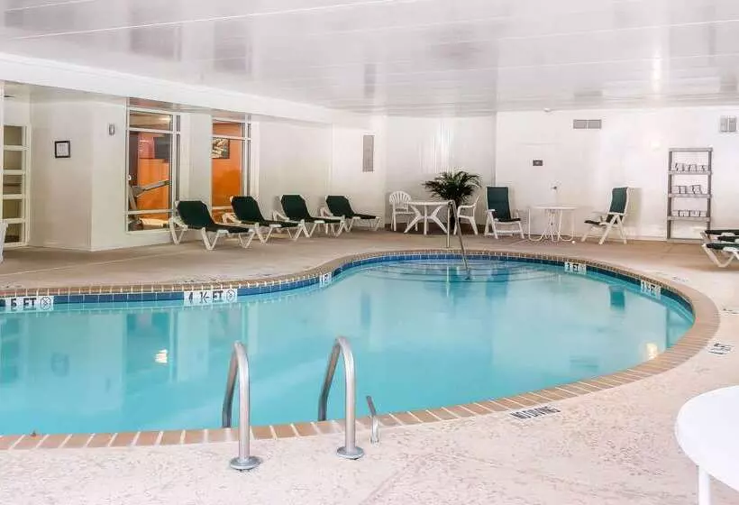 호텔 Comfort Suites Near Casinos