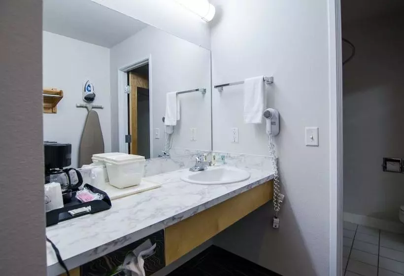 Отель Cottage Grove Inn