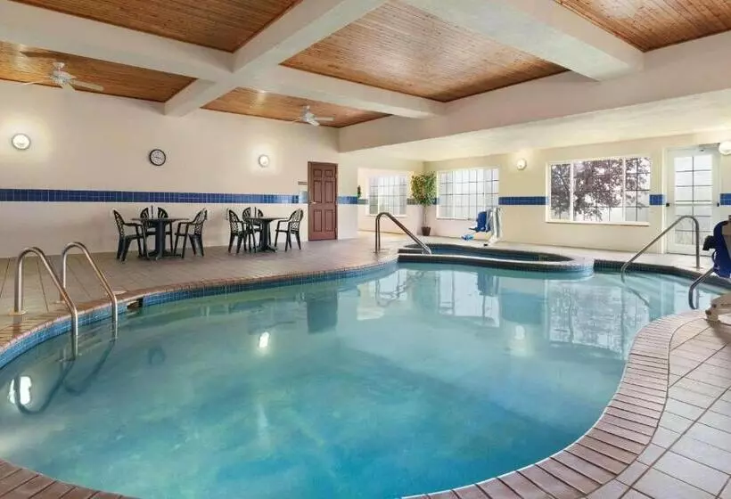 בית מלון כפרי Country Inn & Suites By Radisson, West Bend, Wi