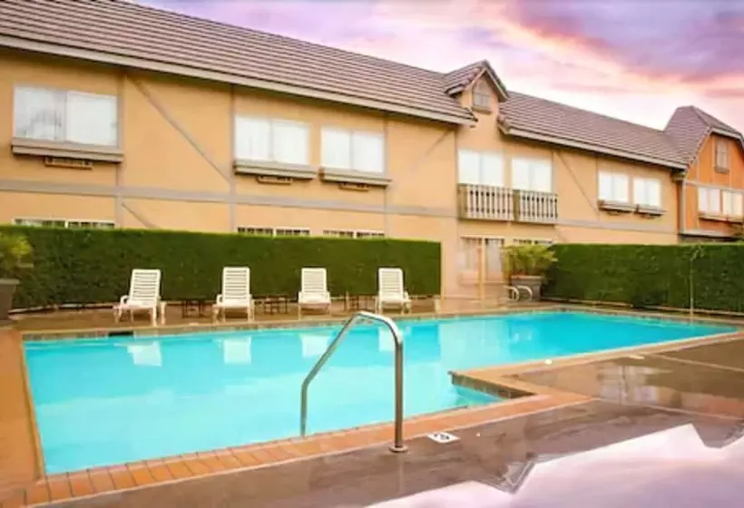 Отель Folk Inn Ontario Airport