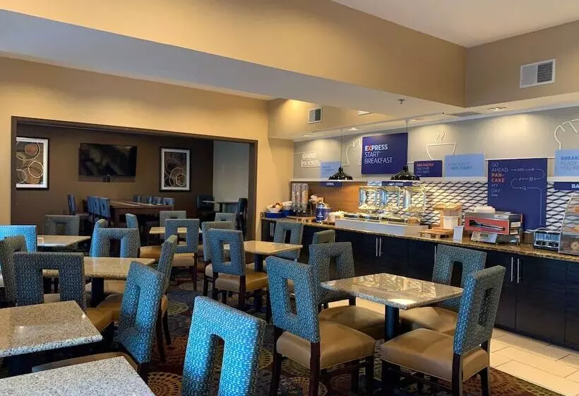 Отель Holiday Inn Express St. Paul South   Inver Grove Heights, An Ihg