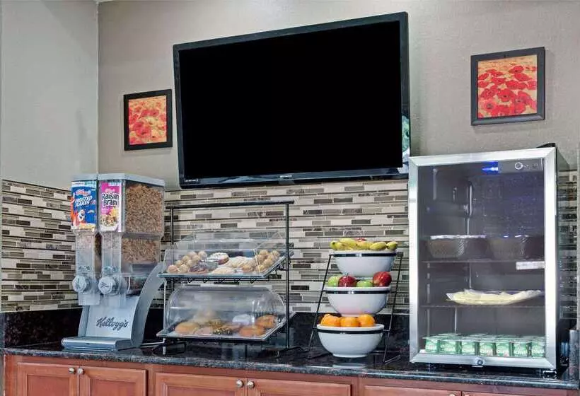 Отель Travelodge By Wyndham Iowa City