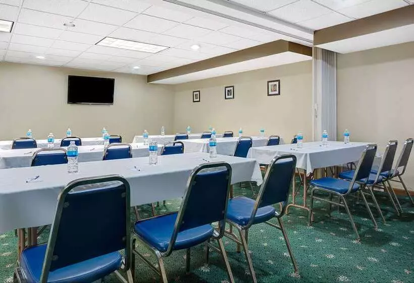 Отель Travelodge By Wyndham Iowa City