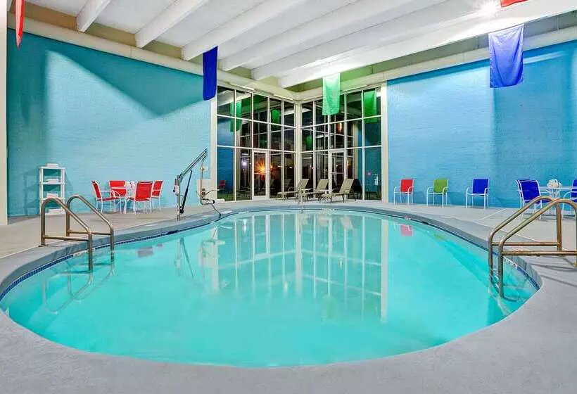 Отель Travelodge By Wyndham Iowa City