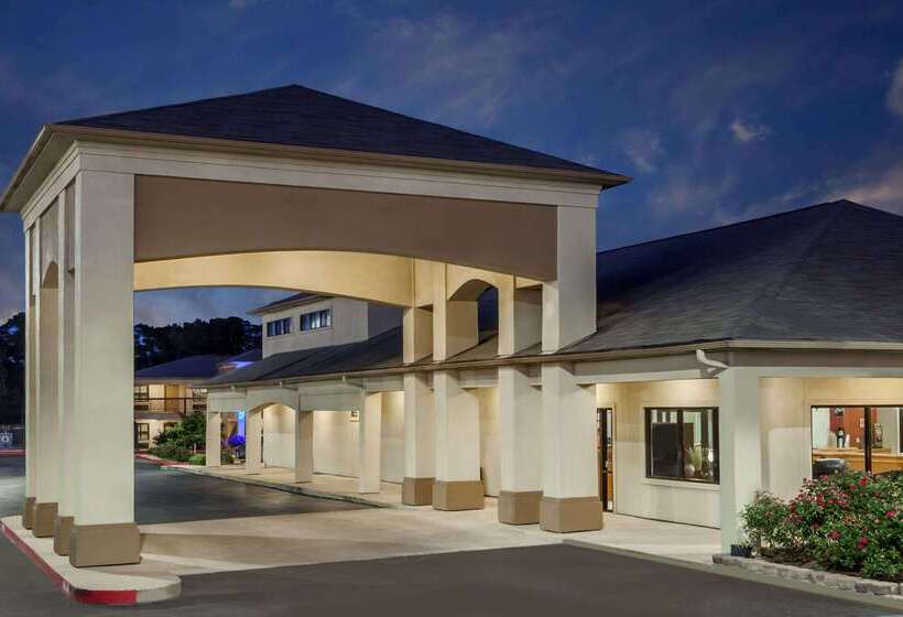 فندق على الطريق Days Inn & Suites By Wyndham Huntsville